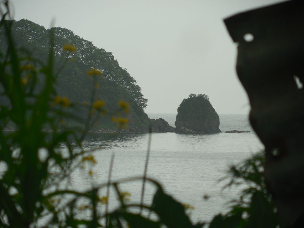 Вид на скалы в бухте Анна