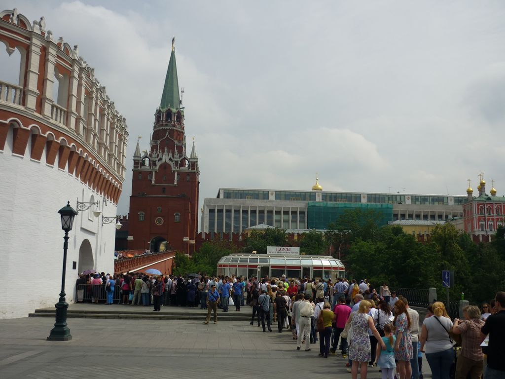Очередь в кассы Московского Кремля и на вход в Кремль