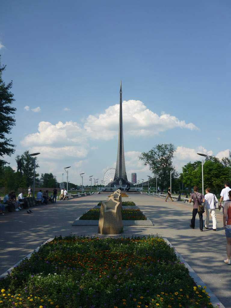 Москва аллея перед музеем Космонавтики