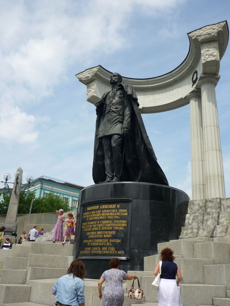 Москва храм Христа Спасителя - памятник Александру II