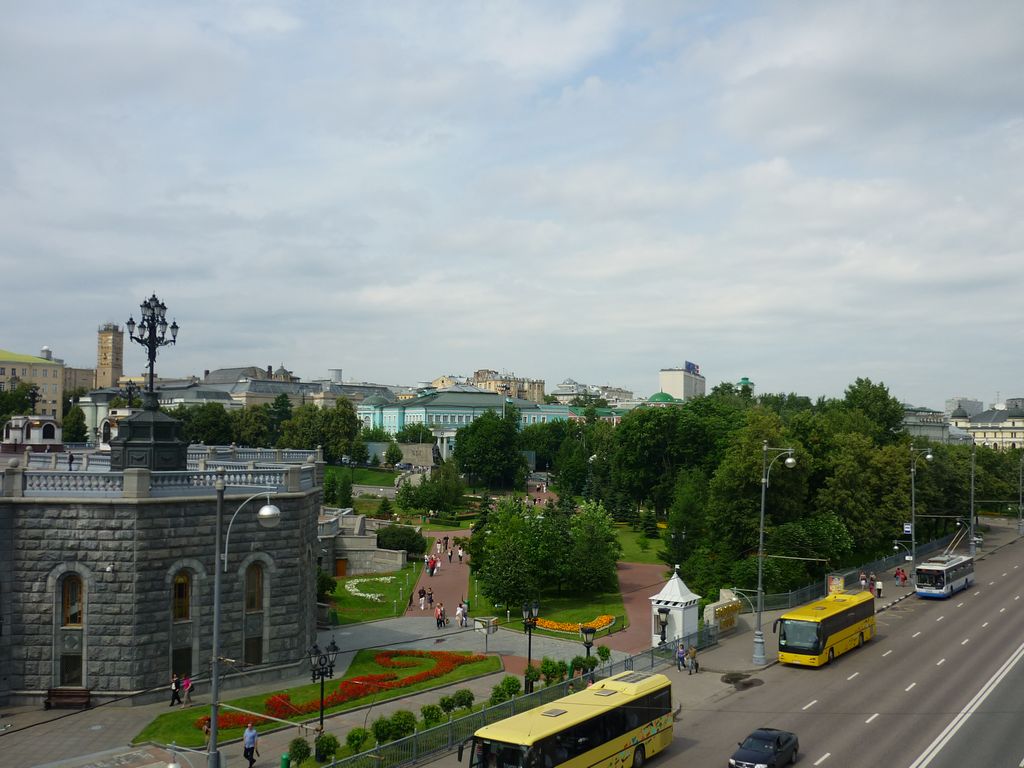 Москва вид на парк перед храмом Христа Спасителя