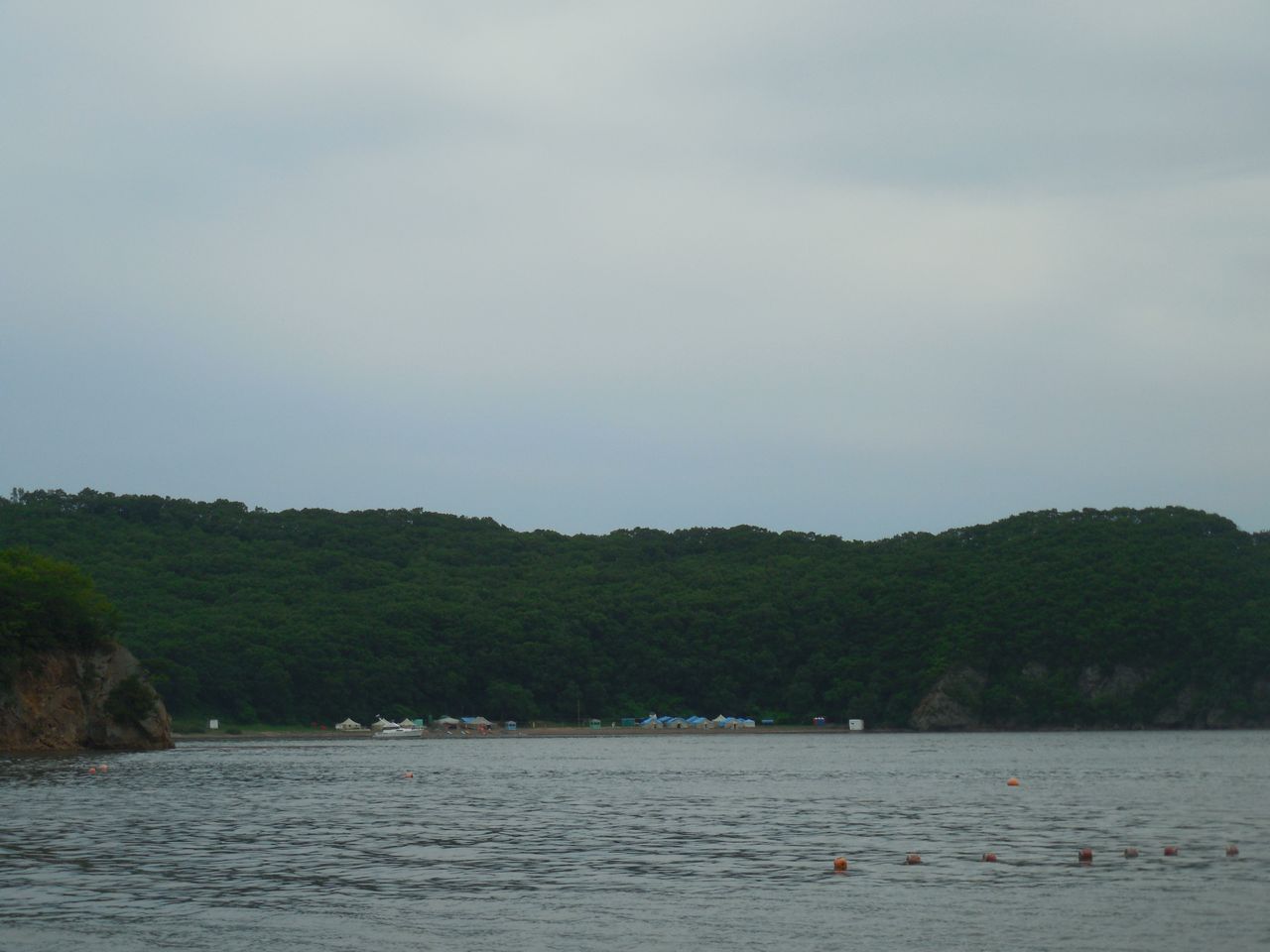 Вид на левую часть бухты с пляжем