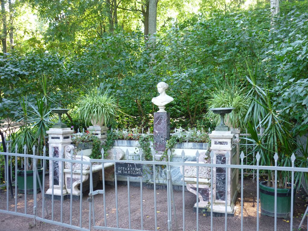 Мраморная скамья-памятник княгиня Александа
