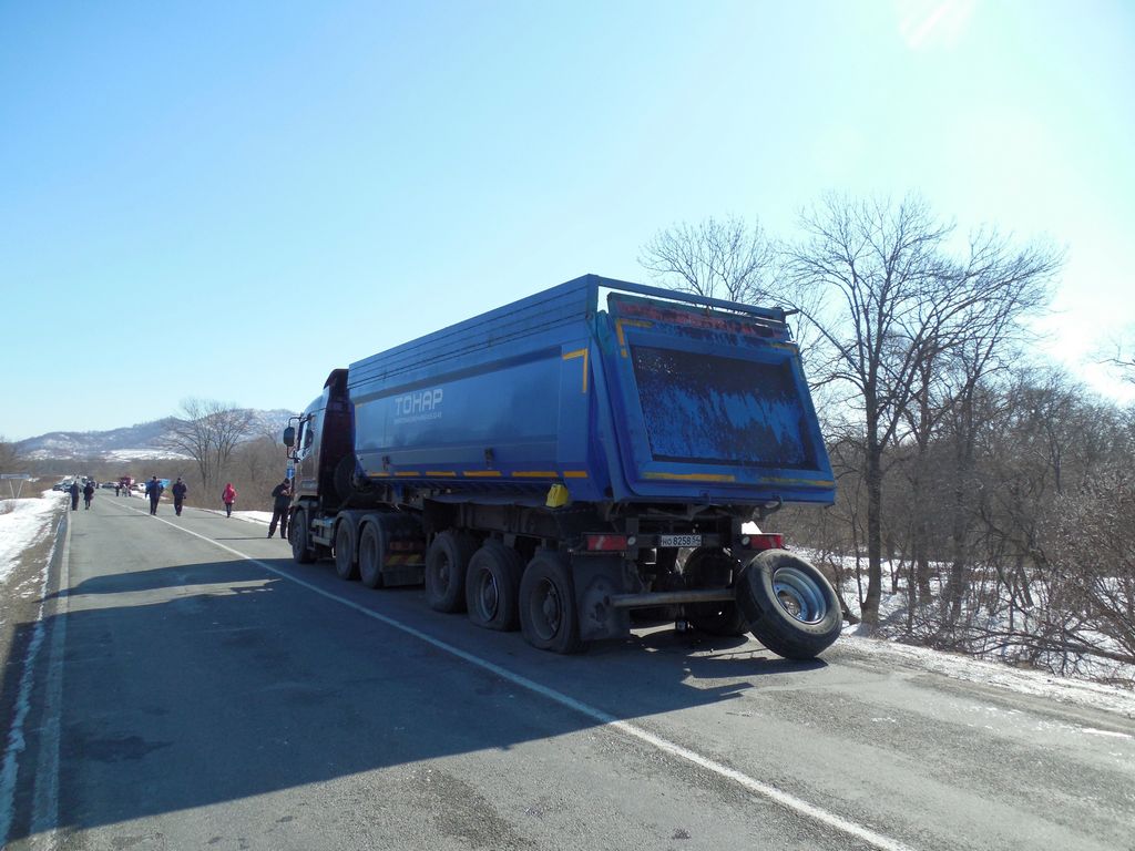Грузовик пробивший колеса при падении моста в Новолитовске