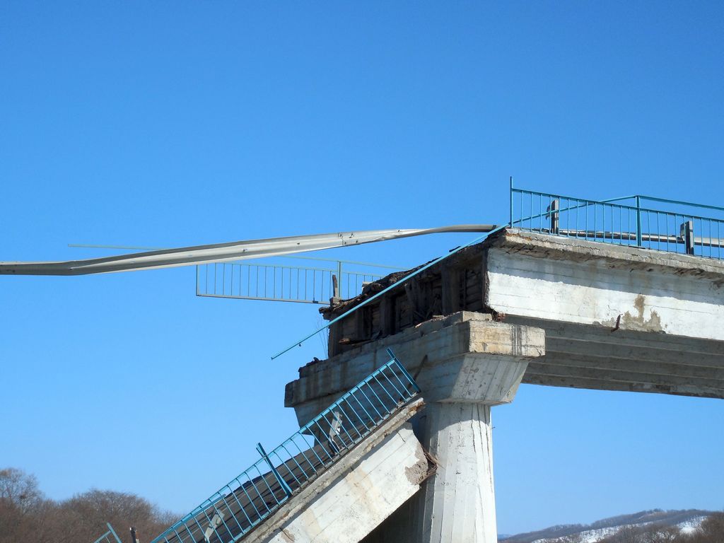 Опоры упавшего моста в Новолитовске