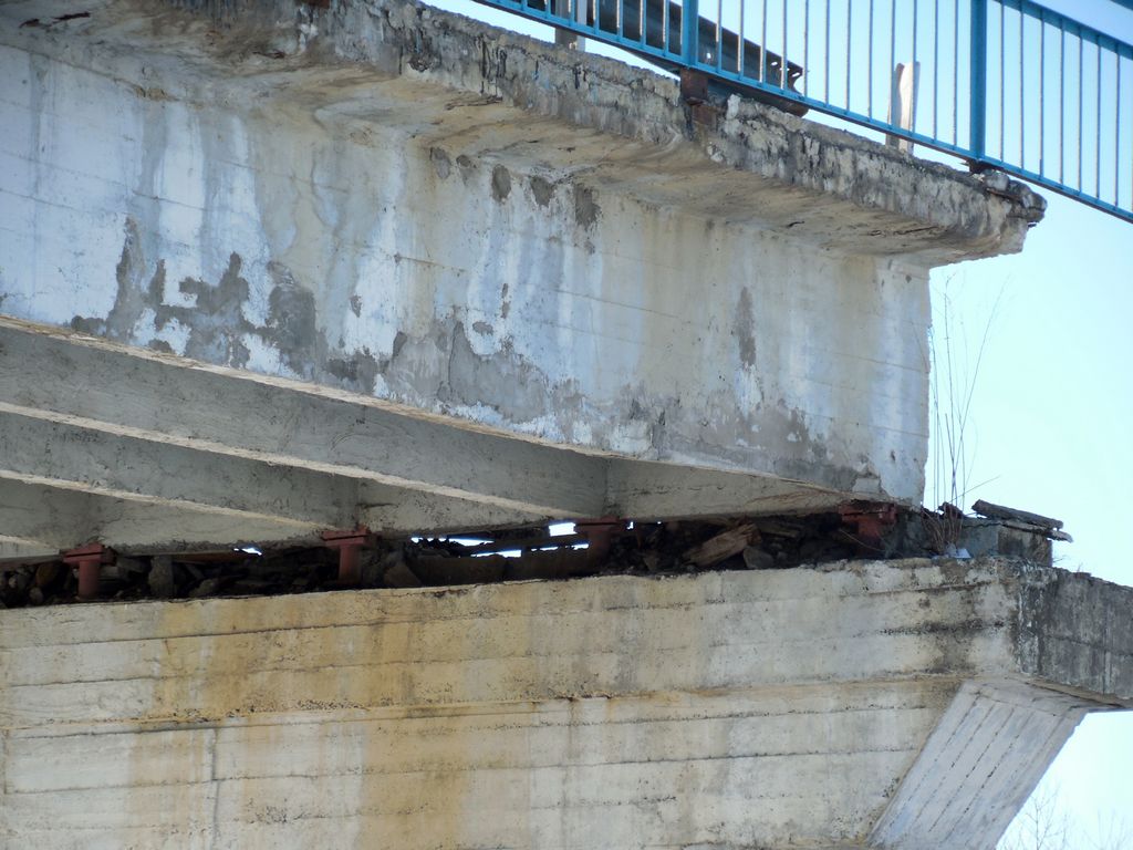 Опоры упавшего моста в Новолитовске