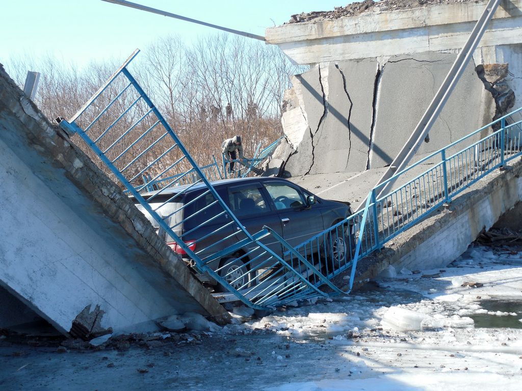Упавшая Новолитовске вместе с пролетом моста машина