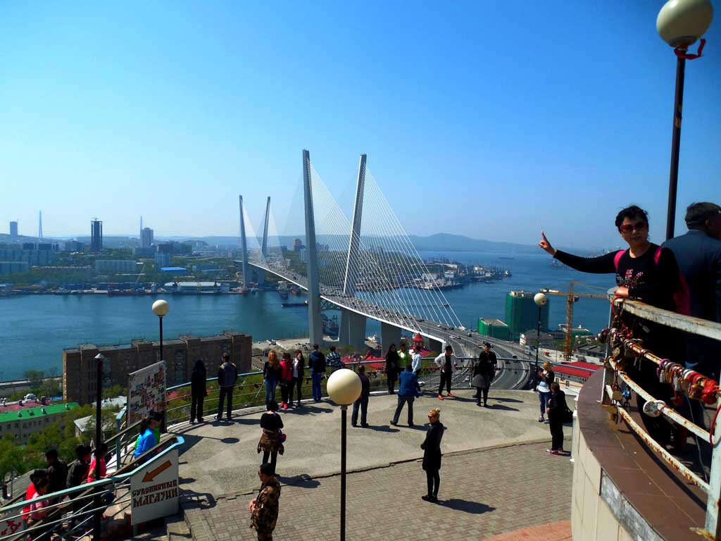 туристы на смотровой площадке во Владивостоке 符拉迪沃斯托克了望