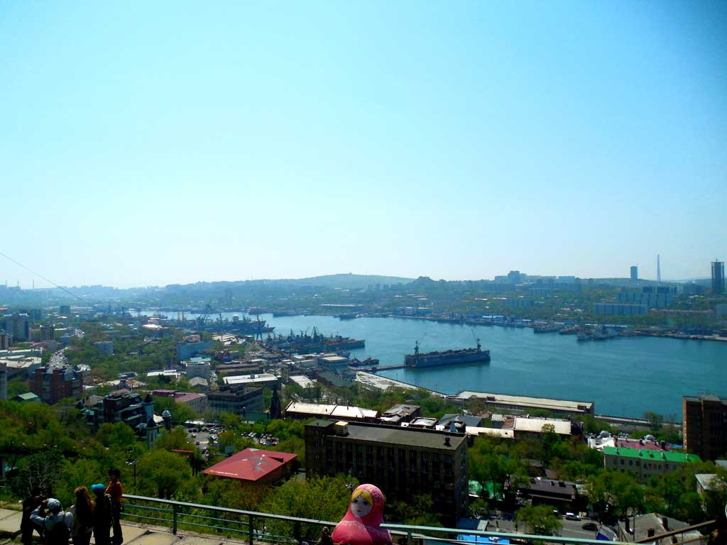 Вид со смотровой площадки во Владивостоке на набережную Цесаревича и мыс Чуркин