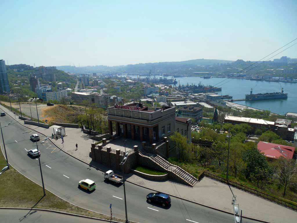 Владивостокский Фуникулер, на нем можно добраться до смотровой площадки