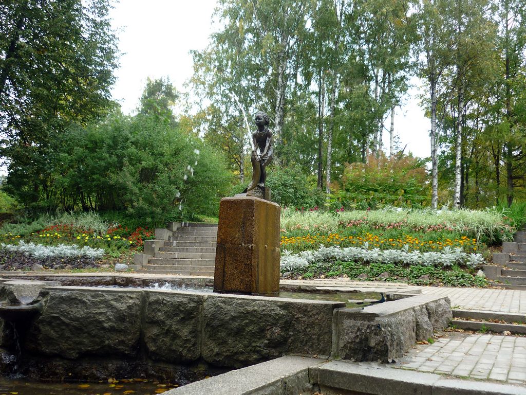 фонтан «Девочка Удэ с рыбой» в Зеленогорске