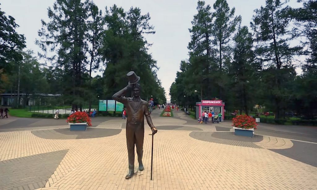 Скульптура Бальзаминов в исполнении актера Георгия Вицина в Зеленогорске
