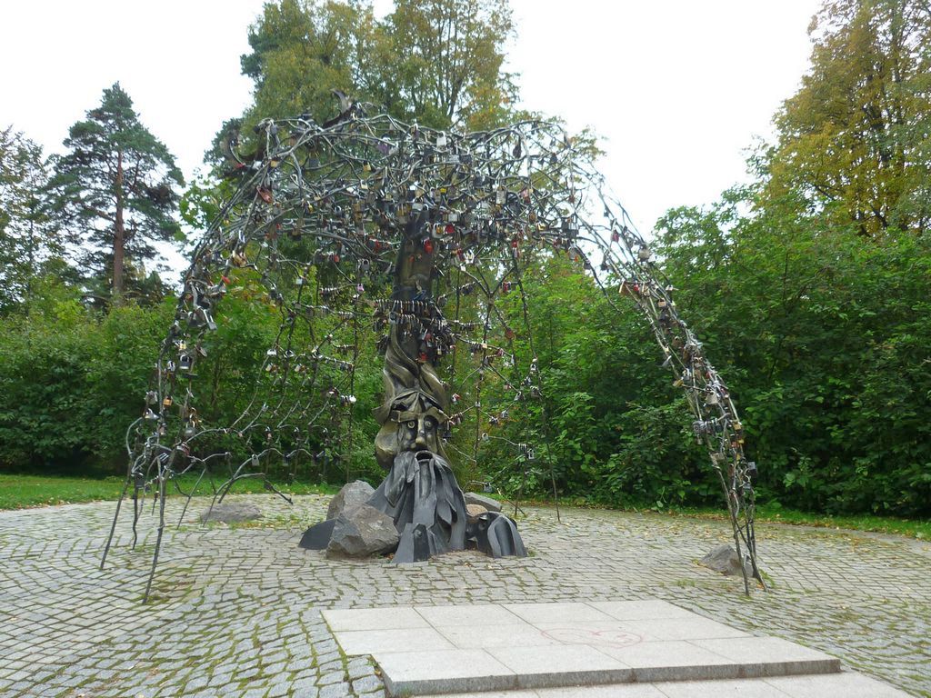 Скульптура дерево счастья в Зеленогорске