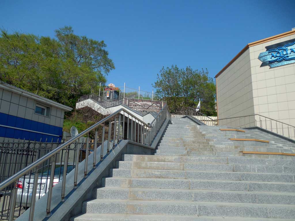 Лестница ведущая к музею Владивостокская крепость на Спортивной набережной.
