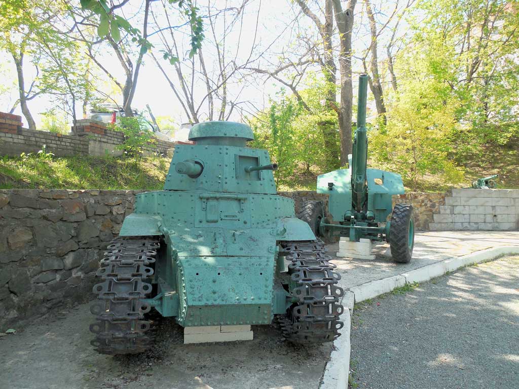 танк первой мировой в музее ТОФ во Владивостоке