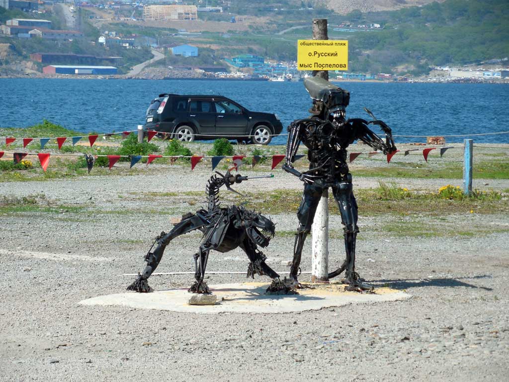скульптуры на общественном пляже на мысе Поспелова
