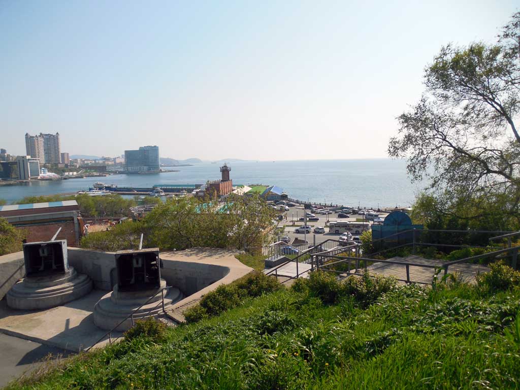 Вид с музея Владивостокская крепость на Амурский залив