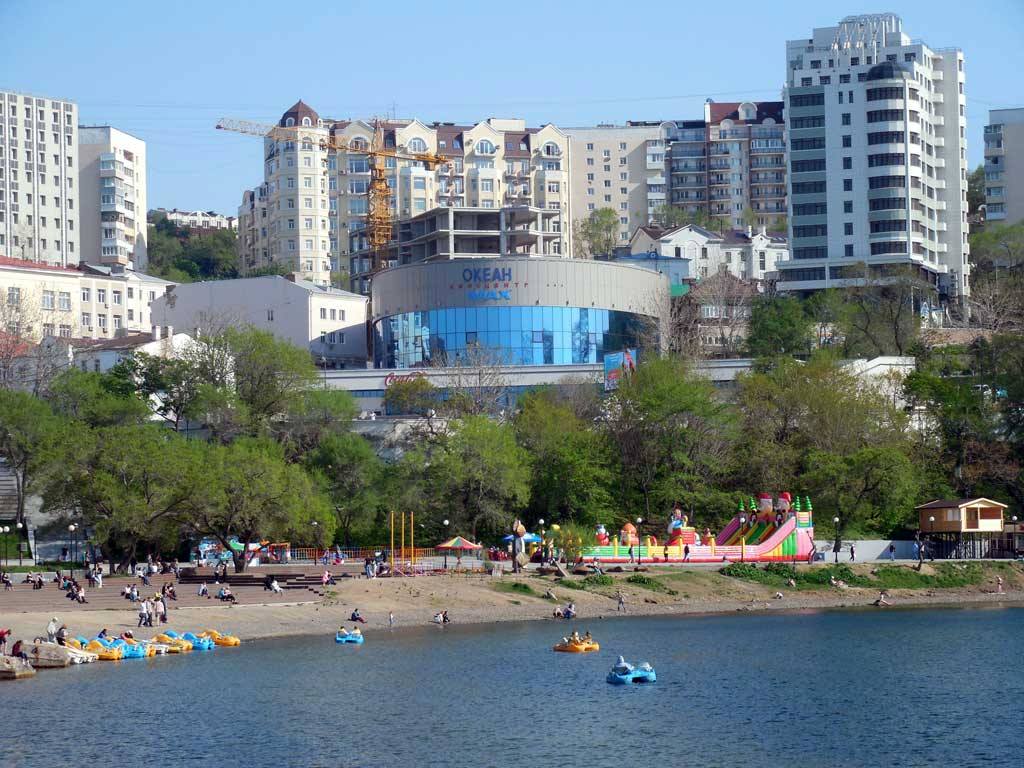 кинотеатр Океан над спортивной набережной во Владивостоке