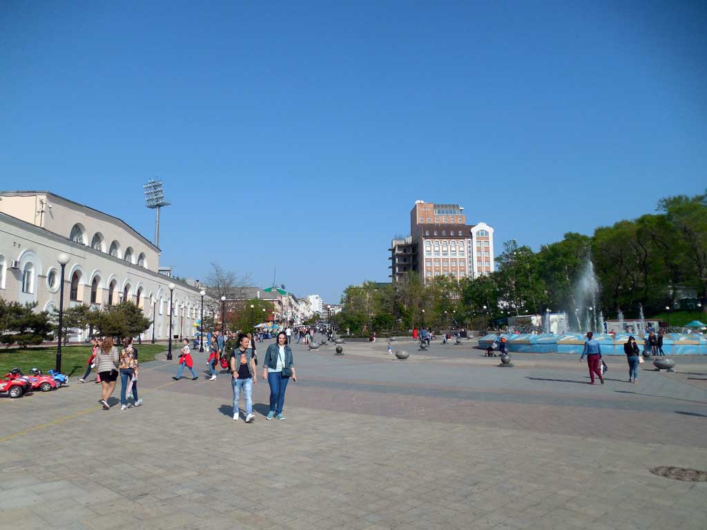 Вид на стадион Динамо и улицу Адмирала Фокина во Владивостоке