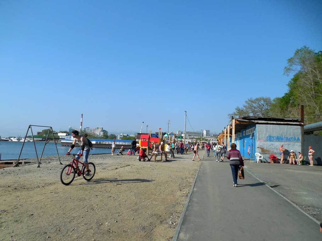 Детская площадка на спортивной набережной во Владивостоке