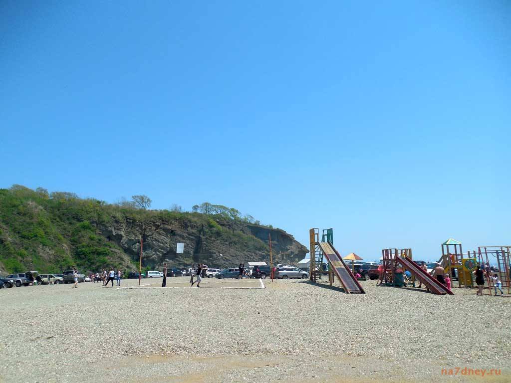 волебольная площадка и детский городок на пляже в бухте Стеклянной