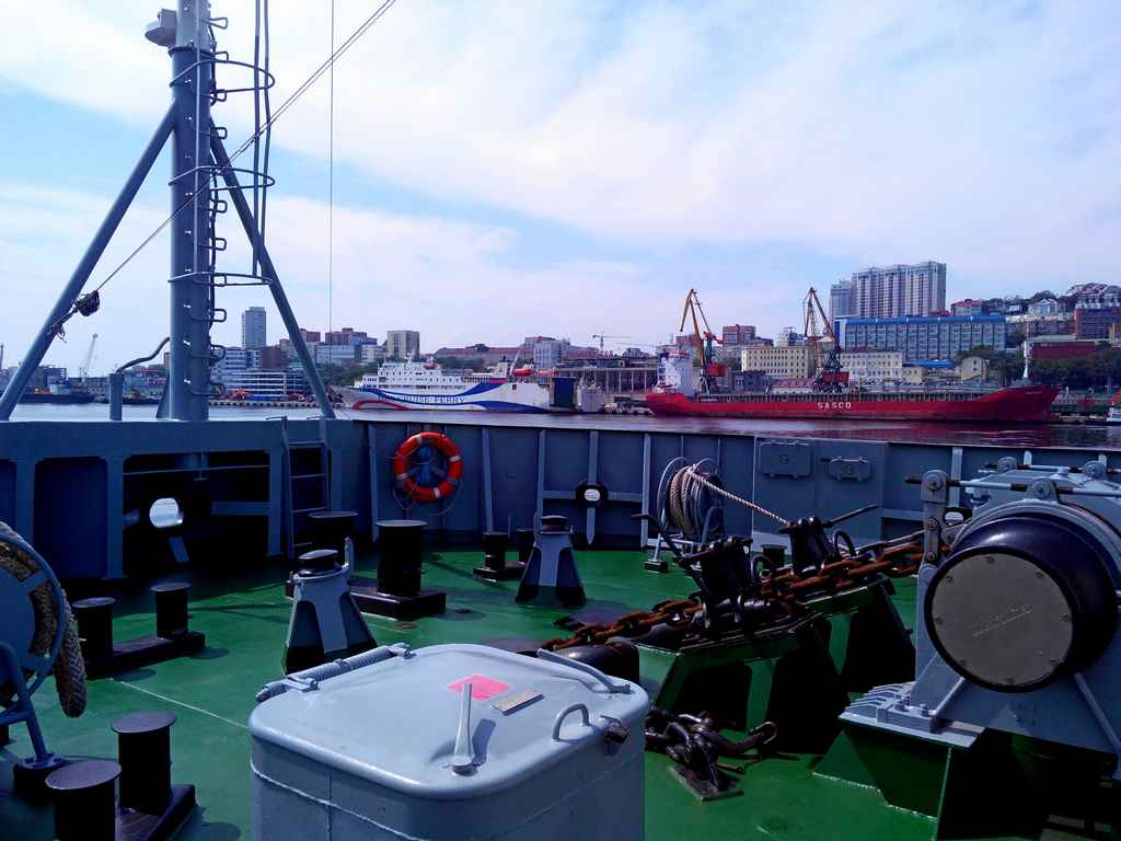 гидрографическое судно "Виктор Фалеев" во Владивостоке