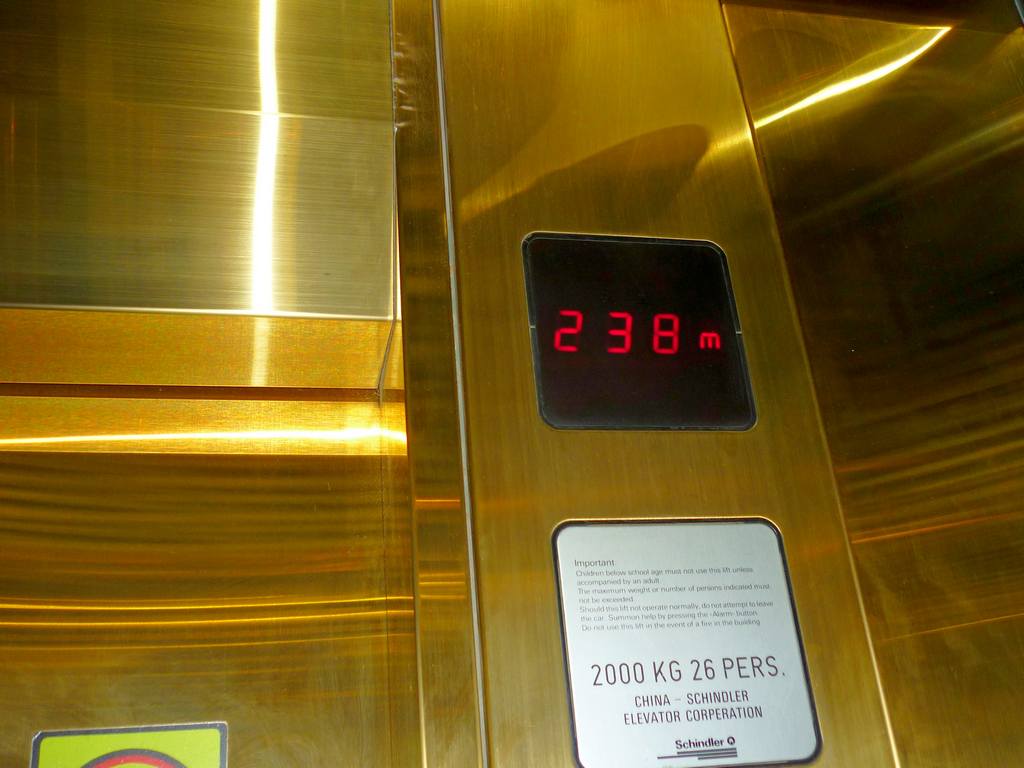 подъем в лифте на телебашню Пекина.