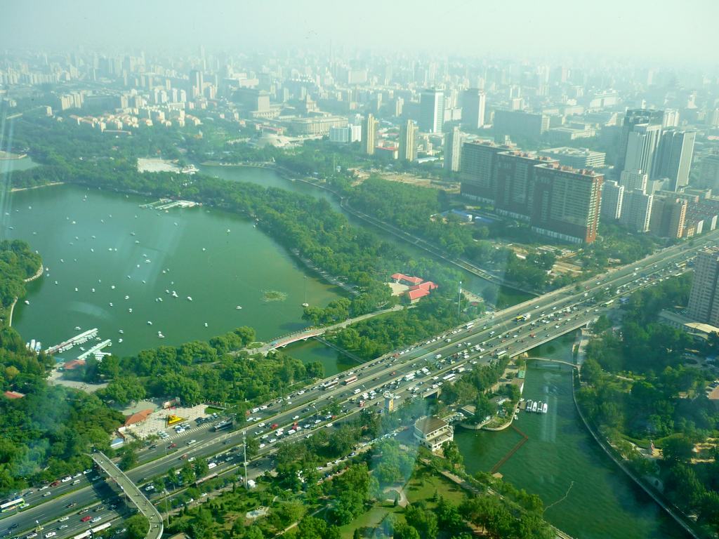 Yongdinghe Diversion канал вытекающий в озеро Bayi и пруды Yuyuan в Пекине.