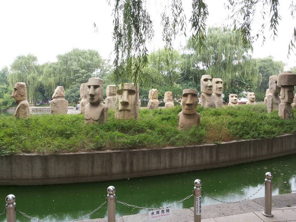 Парк Мира в Пекине. Каменные статуи моаи острова Пасхи в миниатюре.