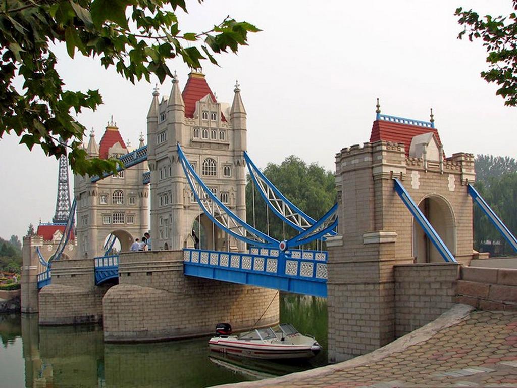 Парк Мира в Пекине. Лондонский Тауэрский мост