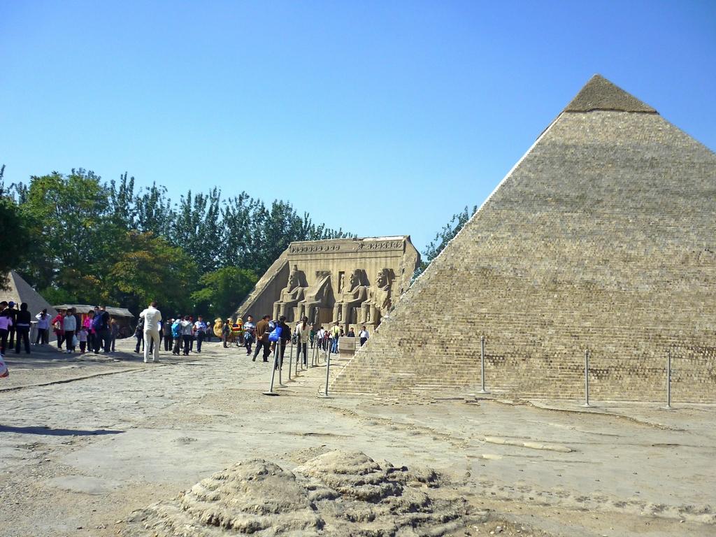 Парк Мира в Пекине. Египетские пирамиды и статуи фараонов.