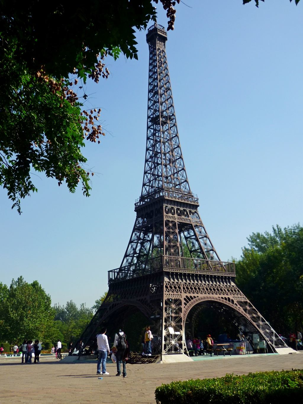 Парк Мира в Пекине. Парижская Эйфелева башня.