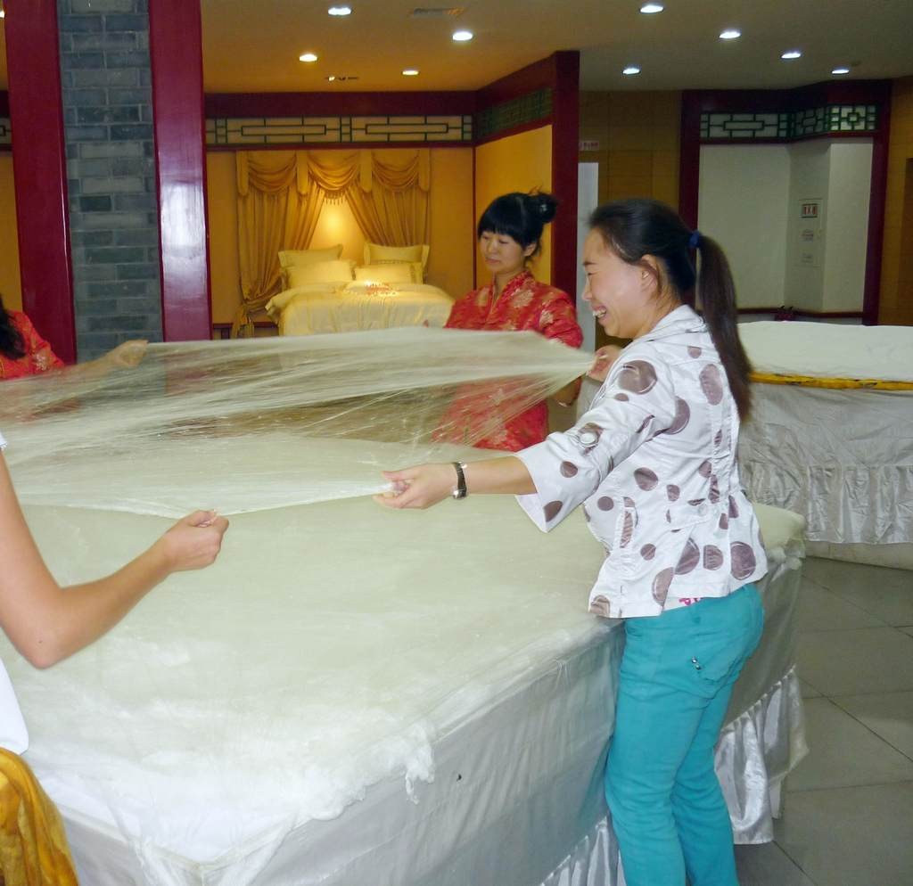 Делаем одеяло на шелковой фабрике в Пекине