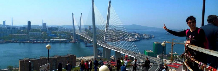 туристы на смотровой площадке во Владивостоке