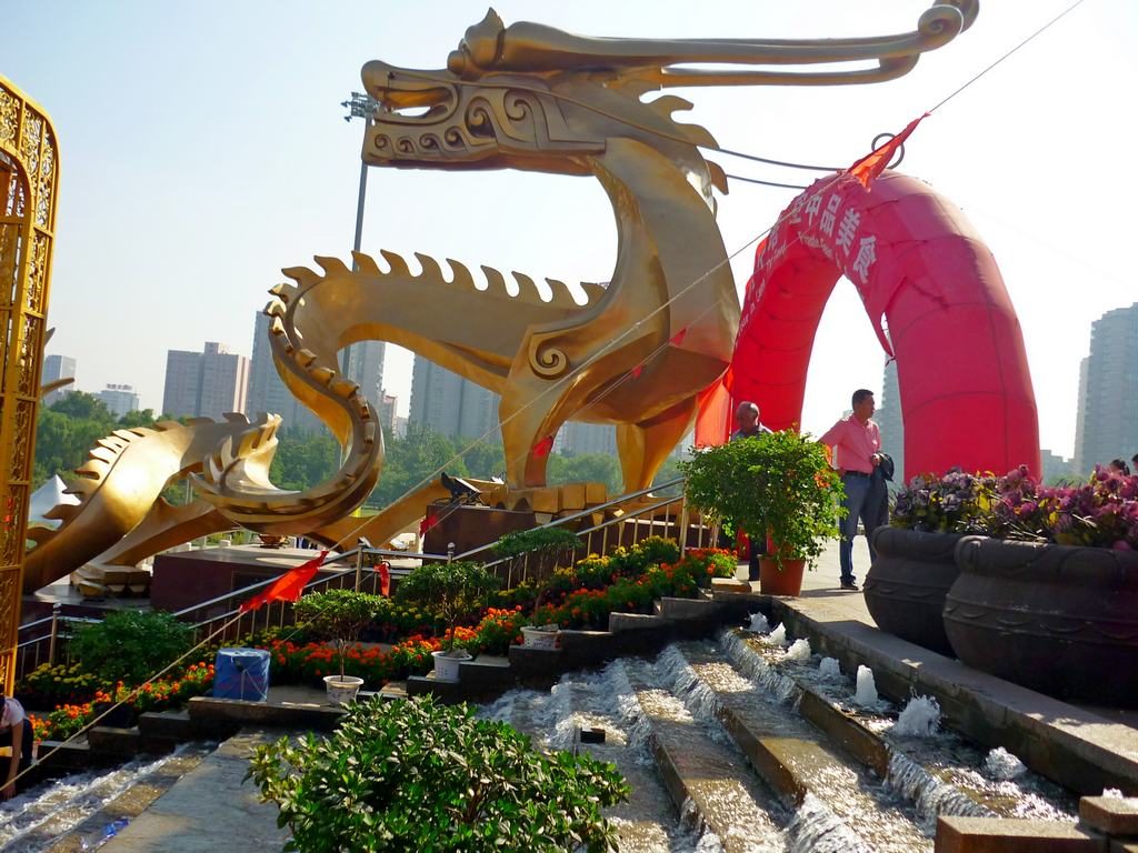 драконы у входа в Пекинскую телебашню