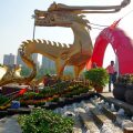 драконы у входа в Пекинскую телебашню